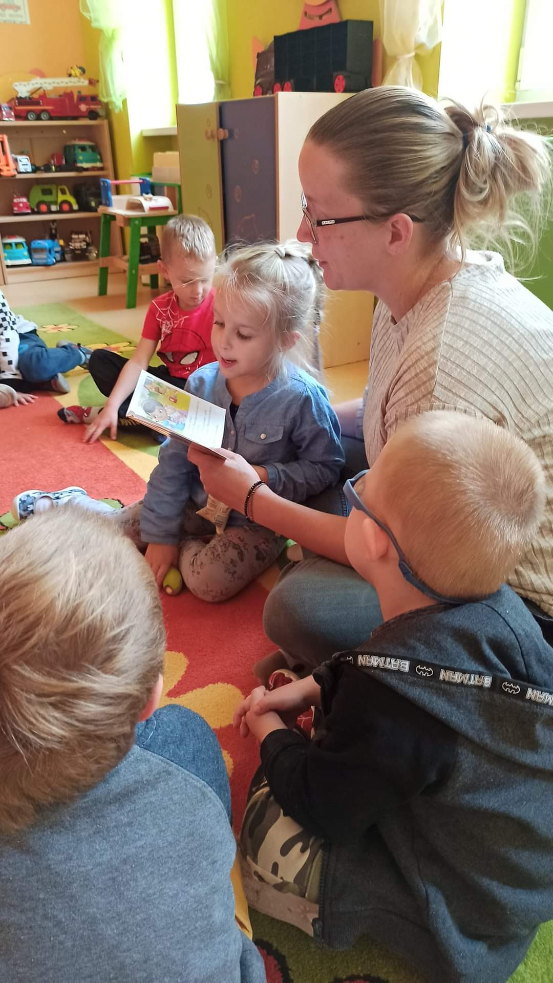 Apsiki "Czytanie na dywanie" - rodzice czytają dzieciom